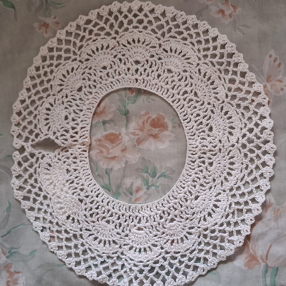 Crocheted collar